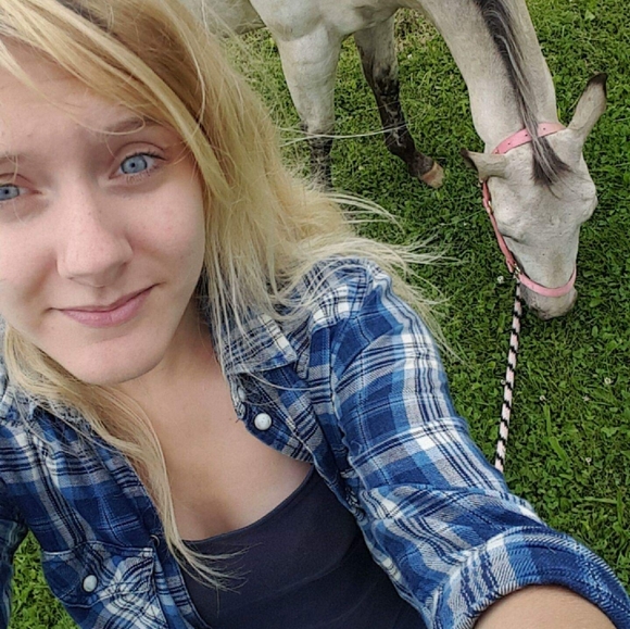 Meet your Posher, Emily - Picture 3 of 4